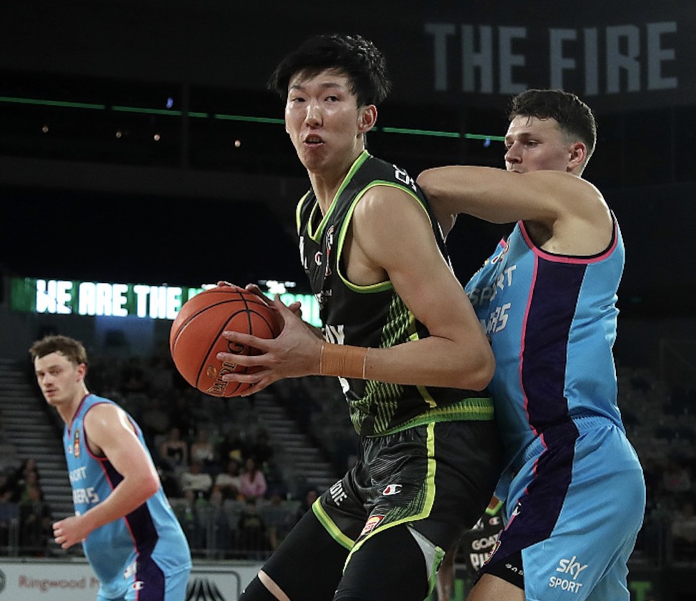 开云娱乐-纽约尼克斯训练开放日，赛前远射贴柱引欢呼，欧联在即，团队化学反应显著(奈克瑟斯奥特曼)