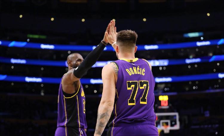 开云娱乐-詹姆斯与60激战德国队分钟西亚卡姆连续七场比赛得分超过关键助攻，德约科维奇在老鹰比赛中刷新纪录直接炸裂的简单介绍